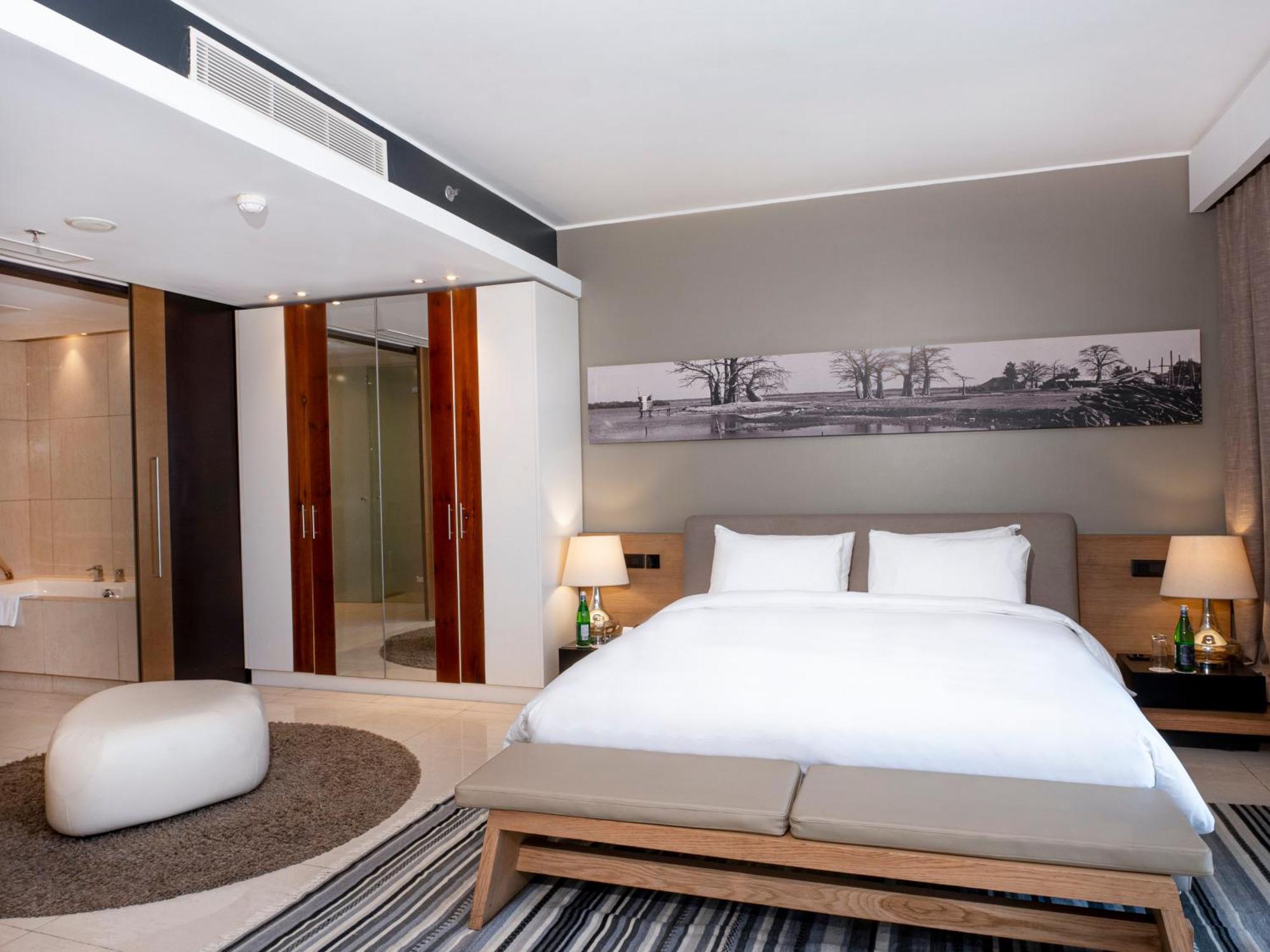 Noom Hotel Dakar Sea Plaza, A Member Of Radisson Individuals Kültér fotó A bedroom at the hotel